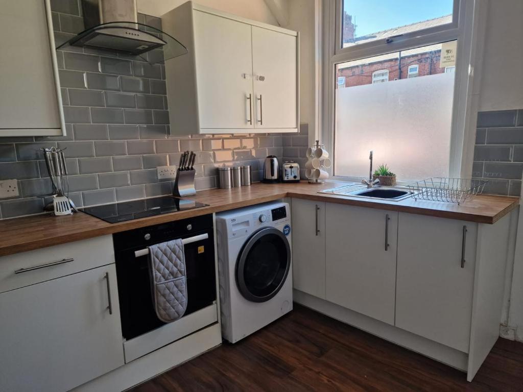 Cosy 3 Bedroom House In Beeston, Leeds, Ls11 7Jp Leeds  Luaran gambar